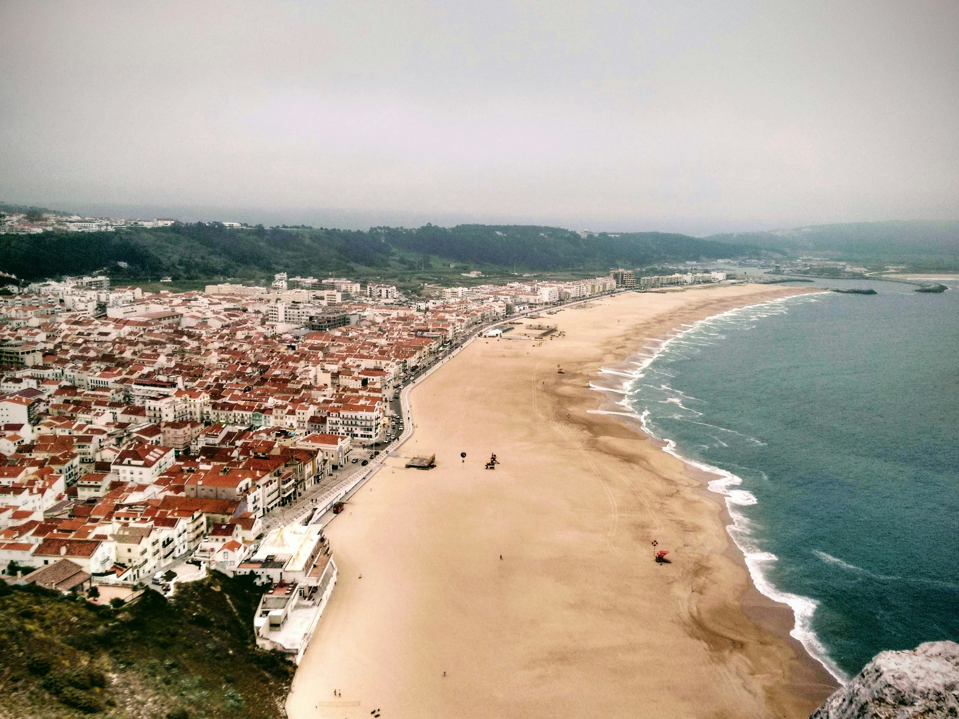 As praias da Nazaré e as suas ondas gigantes